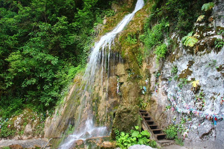 Водопад Девичьи слезы. Фото взято с сайта: https://kashtak.net/