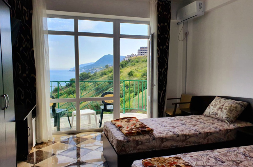 2-местный номер с балконом и видом на море,горы, бассейн и Алушту. Гостевой дом «Камилла Sunrise». Алушта