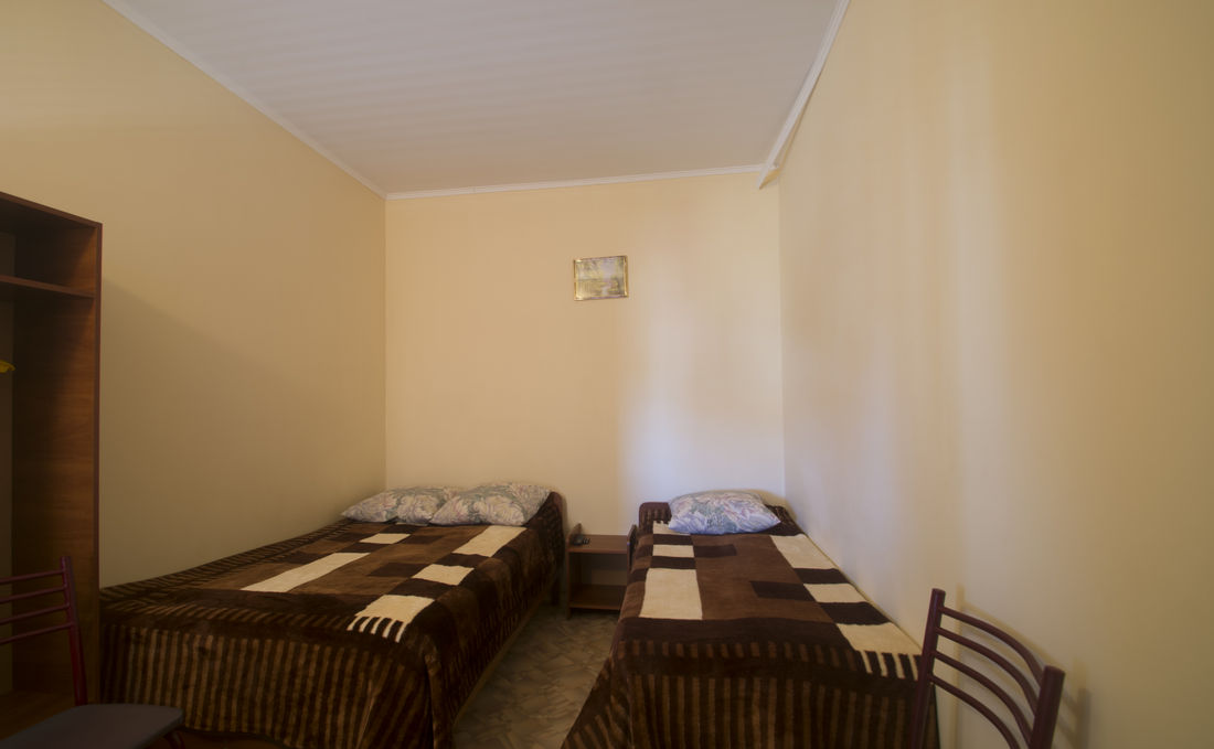 Номер 4 места скондиционером. Гостевой дом Аист. Саки