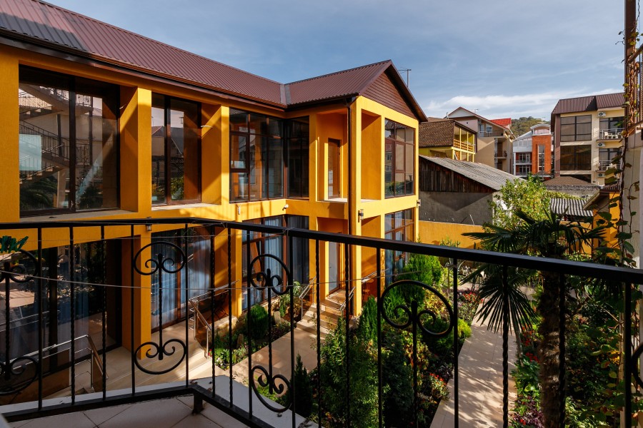 Номер стандарт с балконом с видом в сад для 3 гостей. Гостевой дом Ева. Адлер