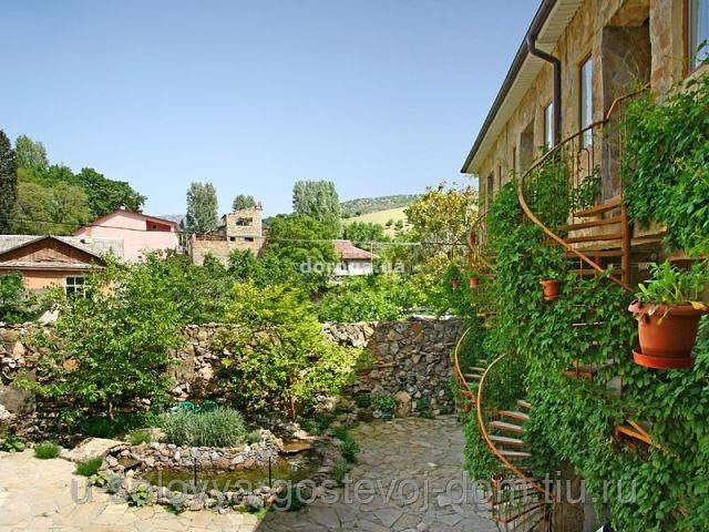 . Гостевой дом "У СОЛОВЬЯ" . Малореченское