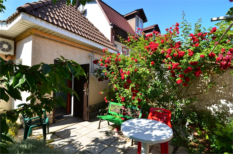 Домик 2 с кухней. Частная усадьба "Дом Роз". Заозерное Домик 2 с кухней. Частная усадьба "Дом Роз". Заозерное