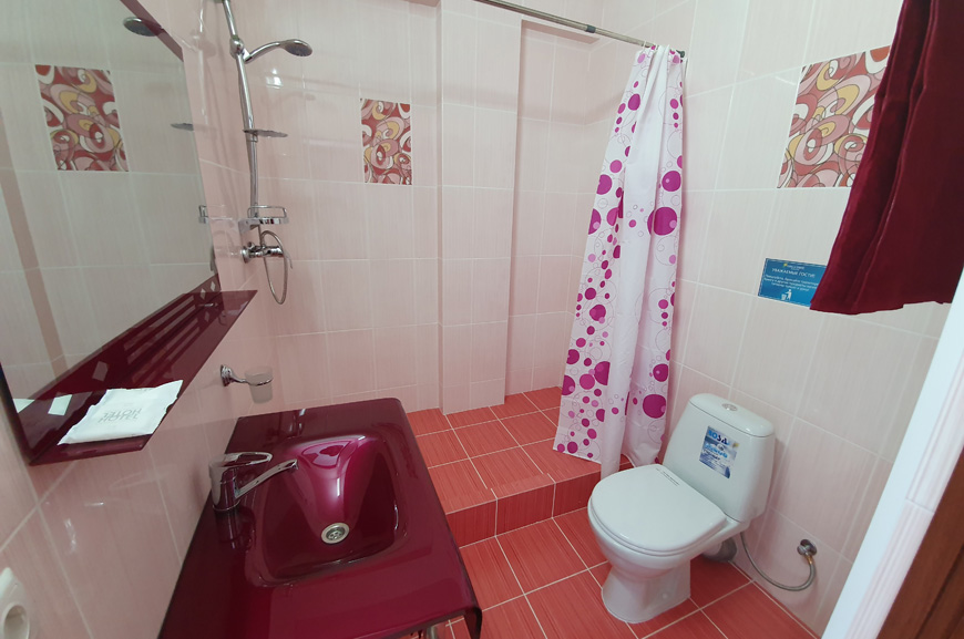 3-местный номер с балконом и видом на море, горы, бассейн и Алушту. Гостевой дом «Камилла Sunrise». Алушта