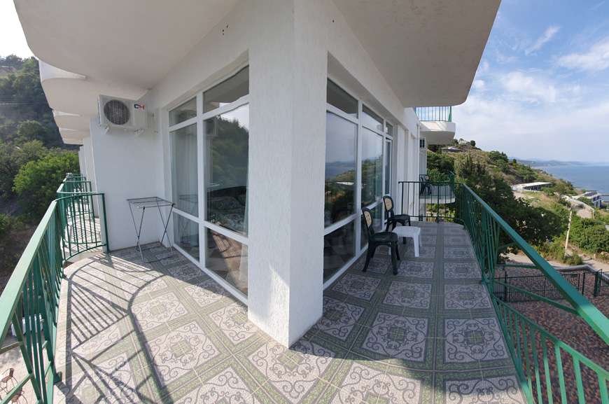 2-местный номер с балконом и панорамными окнами, с видом на море, горы, бассейн и Алушту. Гостевой дом «Камилла Sunrise». Алушта