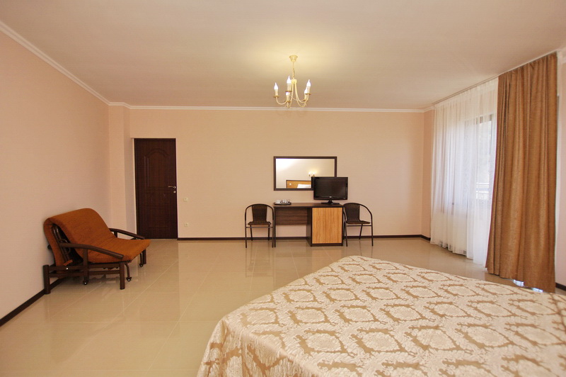 Люкс двухкомнатный. Гостевой дом "Адмирал". Ольгинка