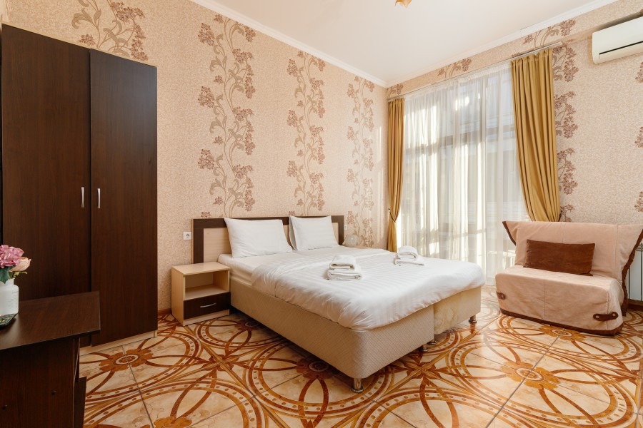 Номер комфорт с двухспальной кроватью , балконом для 4 гостей. Гостевой дом Ева. Адлер