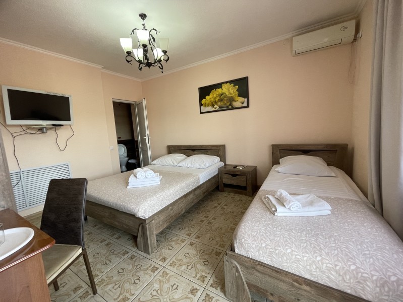 Стандартный трехместный номер. Гостевой дом "Замок на Жемчужной". Адлер