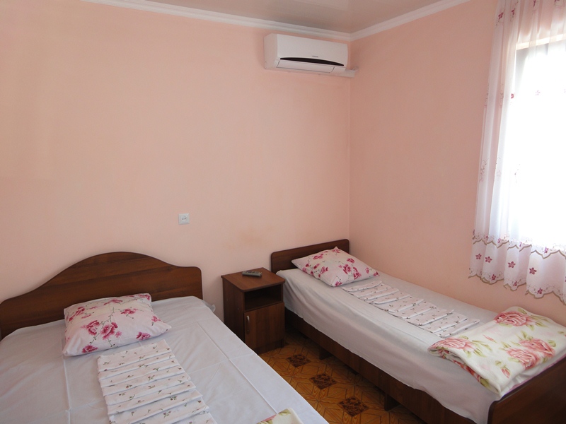 3-х местный с балконом и удобствами в номере. Гостевой дом Светлана на Алычевом. Лоо