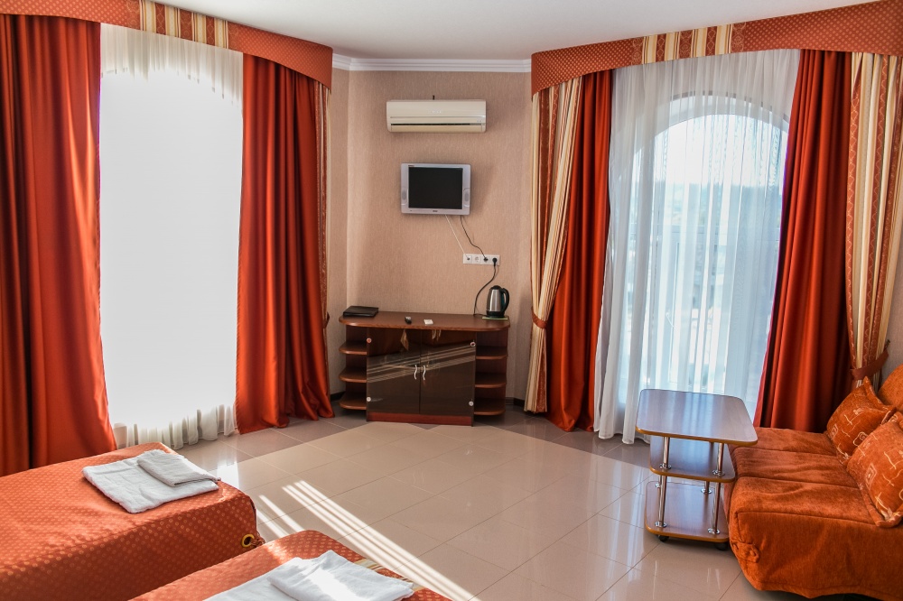 Трехместный номер. Гостиница "Южная ночь"      . Джубга