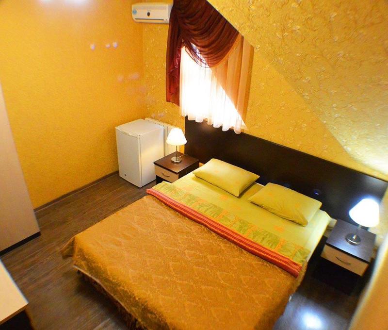 2-х местный номер Стандарт. Гостевой дом "Дом с дельфинами" (корпус 2). Адлер