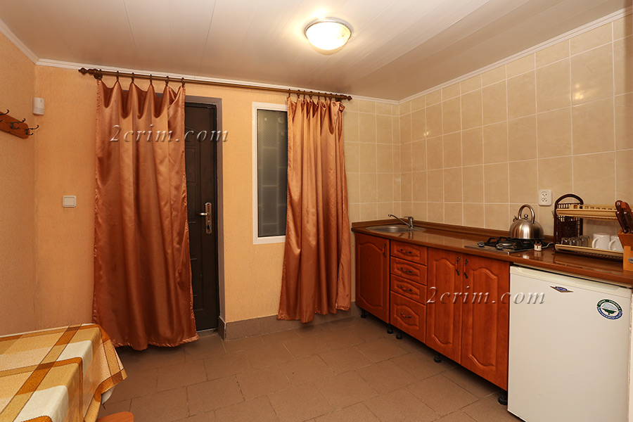 Трехместный номер в коттедже Уютный дворик. Гостевой дом "Крымский кораблик". Орджоникидзе