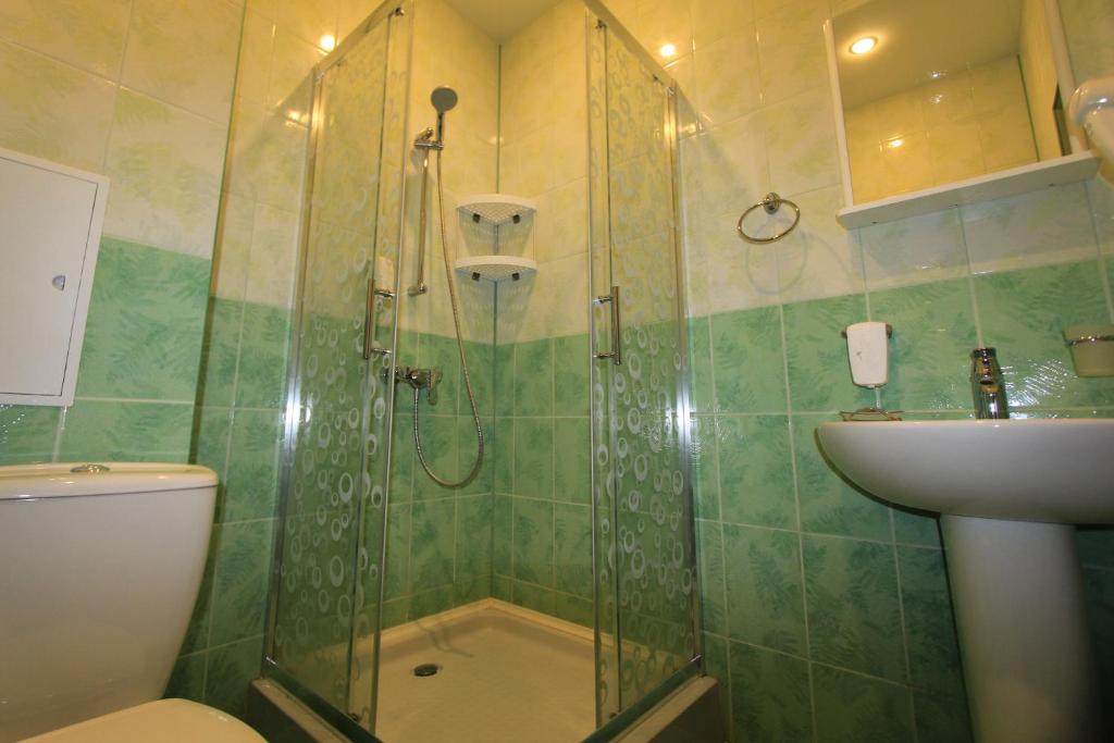 Бюджетный двухместный номер с 2 отдельными кроватями. гостиница "Альпийская Сказка". Красная Поляна