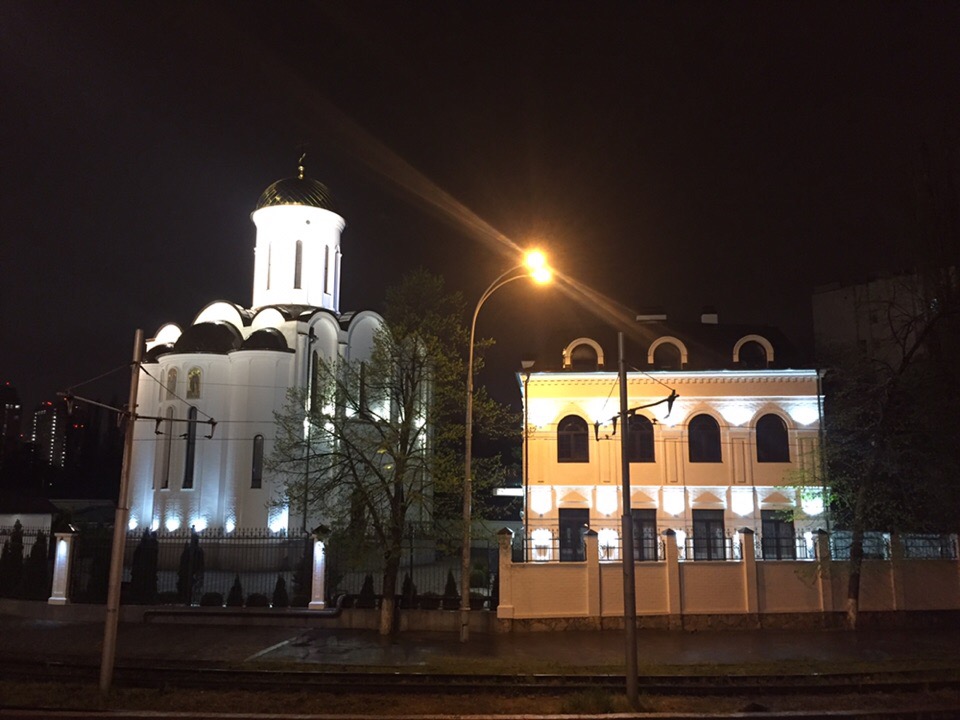 Фото Храма Сергия Радонежского ночью взято с сайта: https://vk.com/ssh_krd