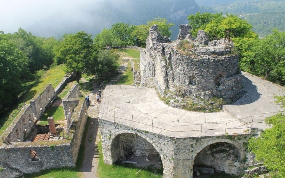 Анакопийская крепость. Фото взято с сайта: https://terra-z.com/