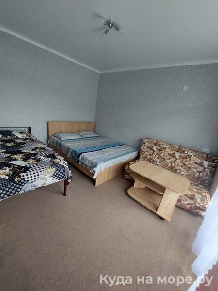 Трёхместный номер с балконом. Гостевой дом "Нур". Ольгинка Трёхместный номер с балконом. Гостевой дом "Нур". Ольгинка