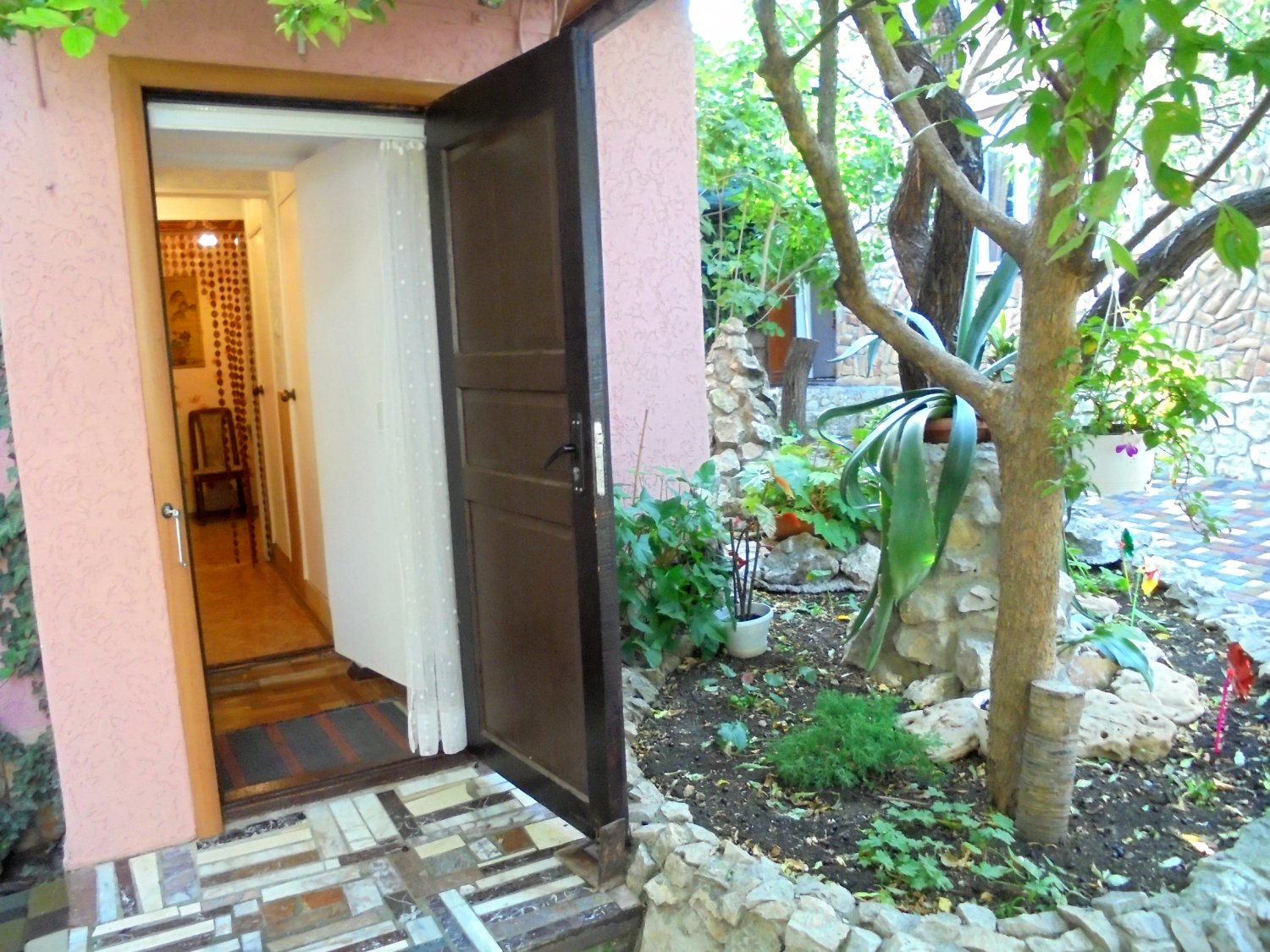 . Дом под ключ  Домик под абрикосовым деревом на 2-4 человека.. Феодосия