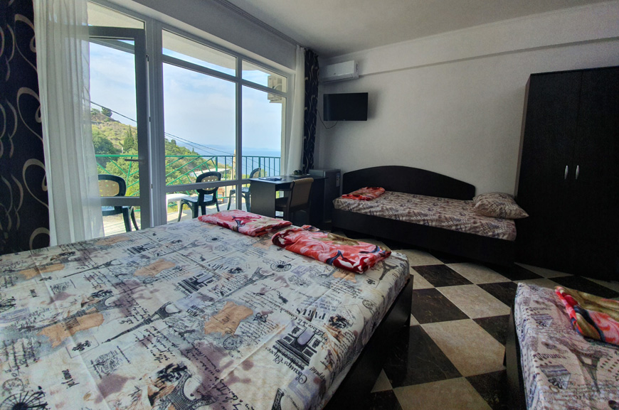 3-местный номер с балконом и видом на море и горы. Гостевой дом «Камилла Sunrise». Алушта