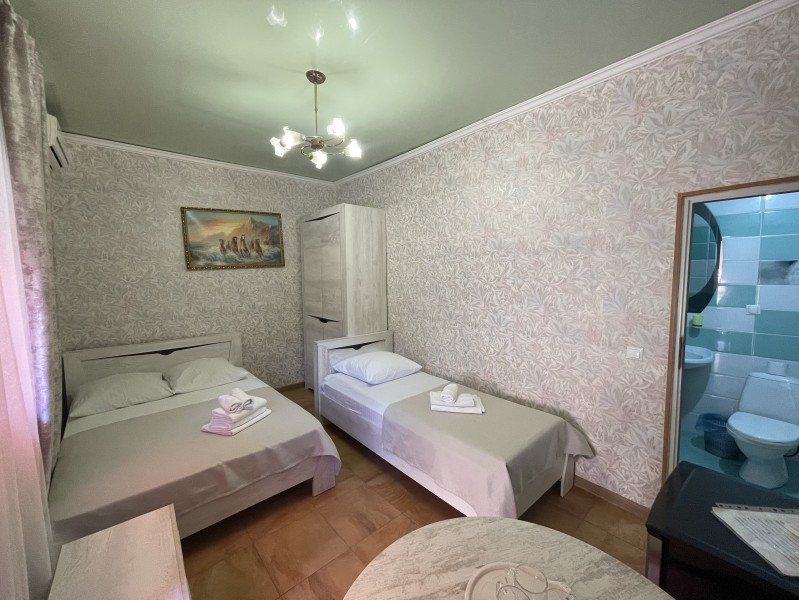 Стандартный трехместный номер. Гостевой дом "Замок на Жемчужной". Адлер