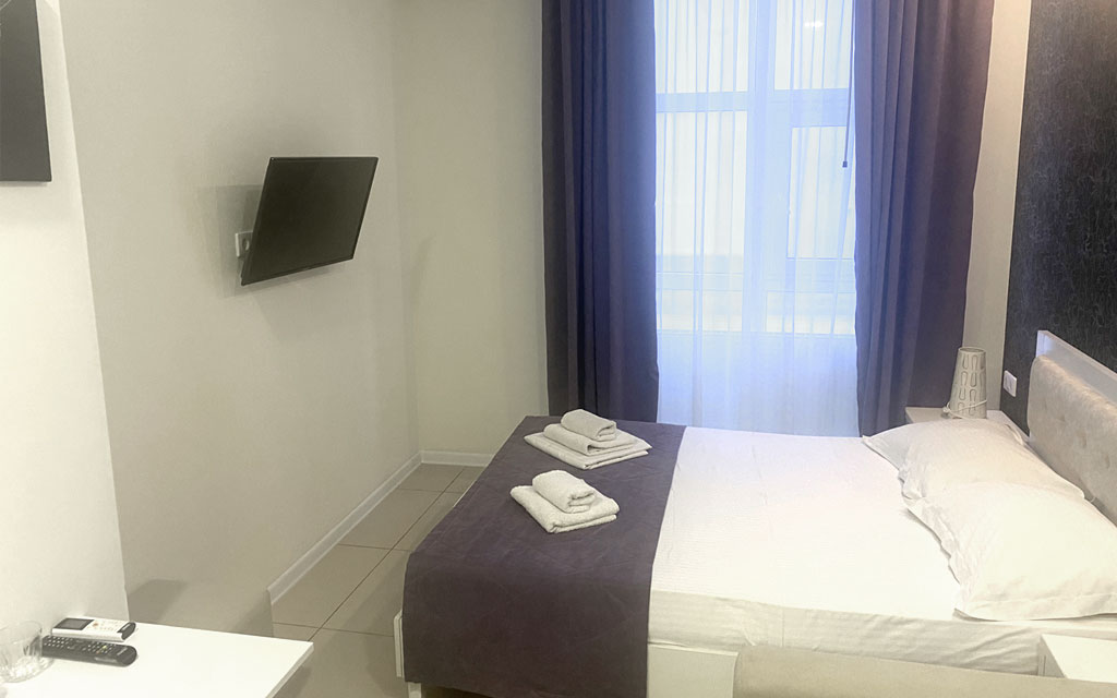 4-х местный номер «Комфорт» с двуспальной, односпальной кроватями и раскладным креслом. Отель «Эра». Анапа