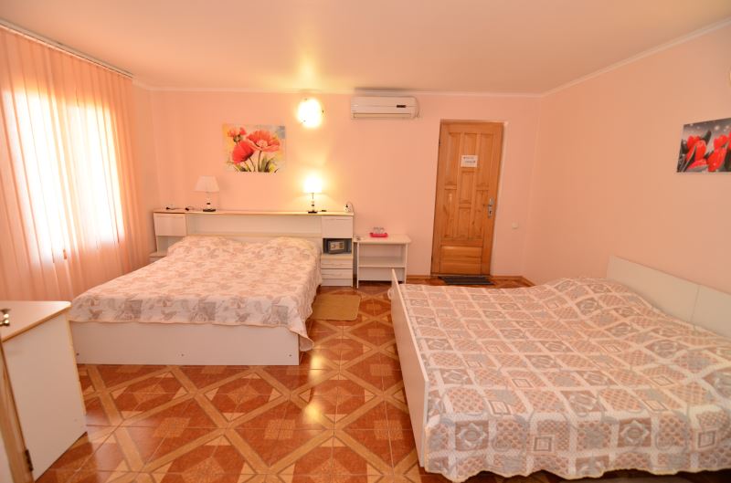 4-МЕСТНЫЙ НОМЕР С КОНДИЦИОНЕРОМ. Мини-гостиница "Анастасия". Саки