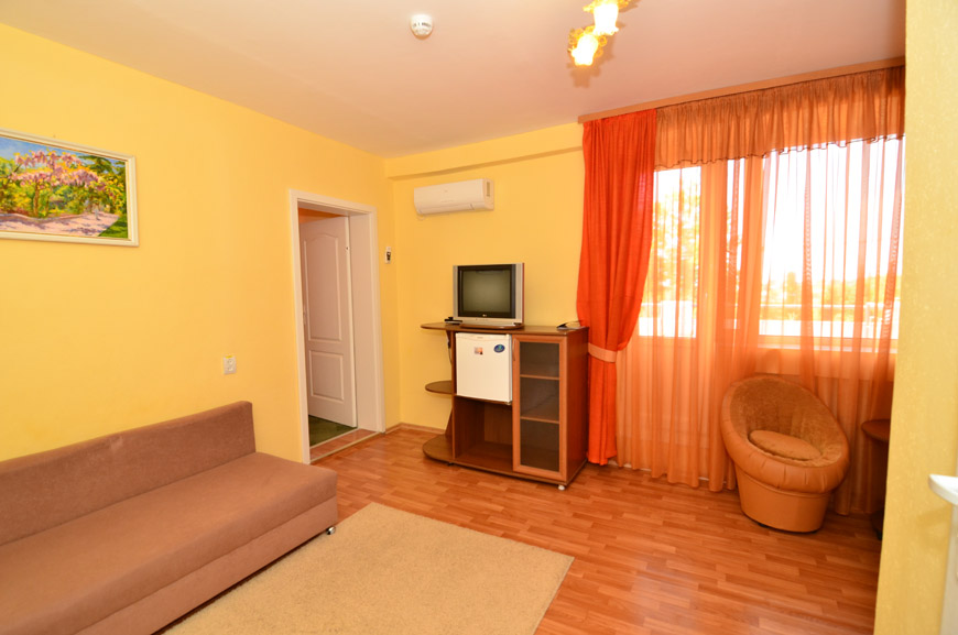 СЬЮТ 3-МЕСТНЫЙ НОМЕР С ТЕРРАСОЙ. Гостевой дом «Афалина». Севастополь