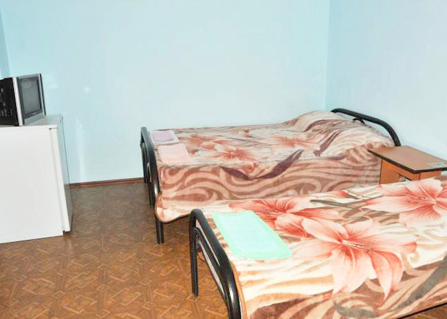 3-местный (удобства на блок, без балкона). Гостевой дом "Островок". Витязево