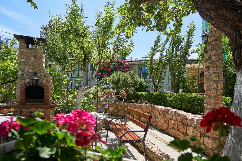 . Гостевой дом "Малиновая 10". Севастополь