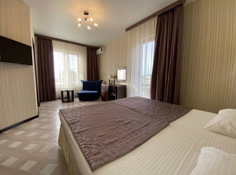 ДВУХМЕСТНЫЙ НОМЕР С ДИВАНОМ И БАЛКОНОМ. Отель "Мечта". Геленджик