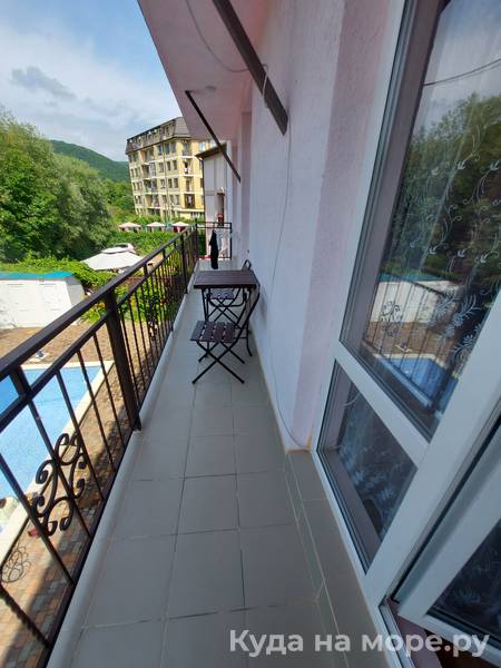 Трёхместный номер люкс с балконом. Гостевой дом "Нур". Ольгинка Трёхместный номер люкс с балконом. Гостевой дом "Нур". Ольгинка