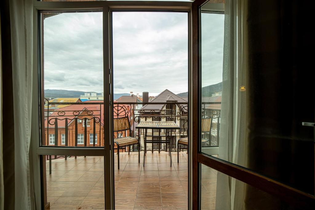 Четырехместный номер с балконом. Отель Атмосфера. Кабардинка