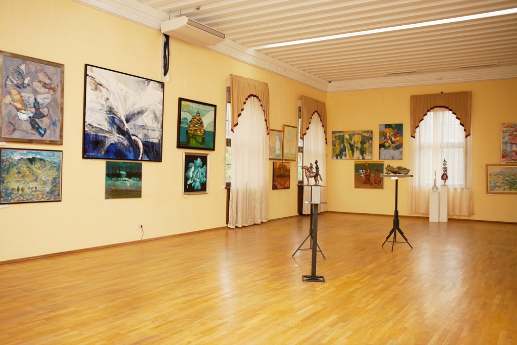 Фото экспозиции Сочинского художественного музея взято с сайта: https://kuda-sochi.ru/