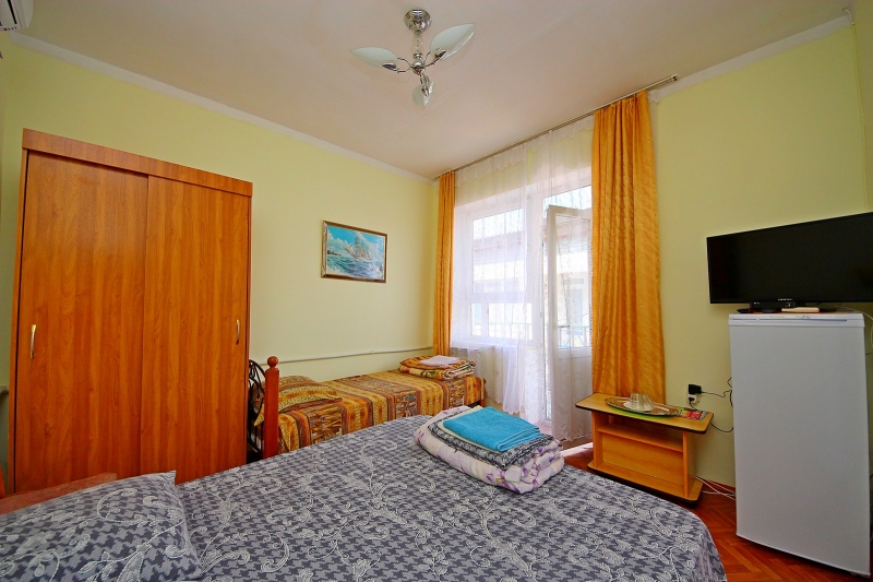 Трехместная комната с удобствами 2й этаж. Частный сектор Жилье у моря. Анапа