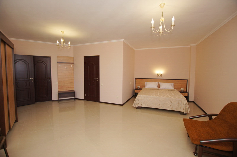 Люкс двухкомнатный. Гостевой дом "Адмирал". Ольгинка