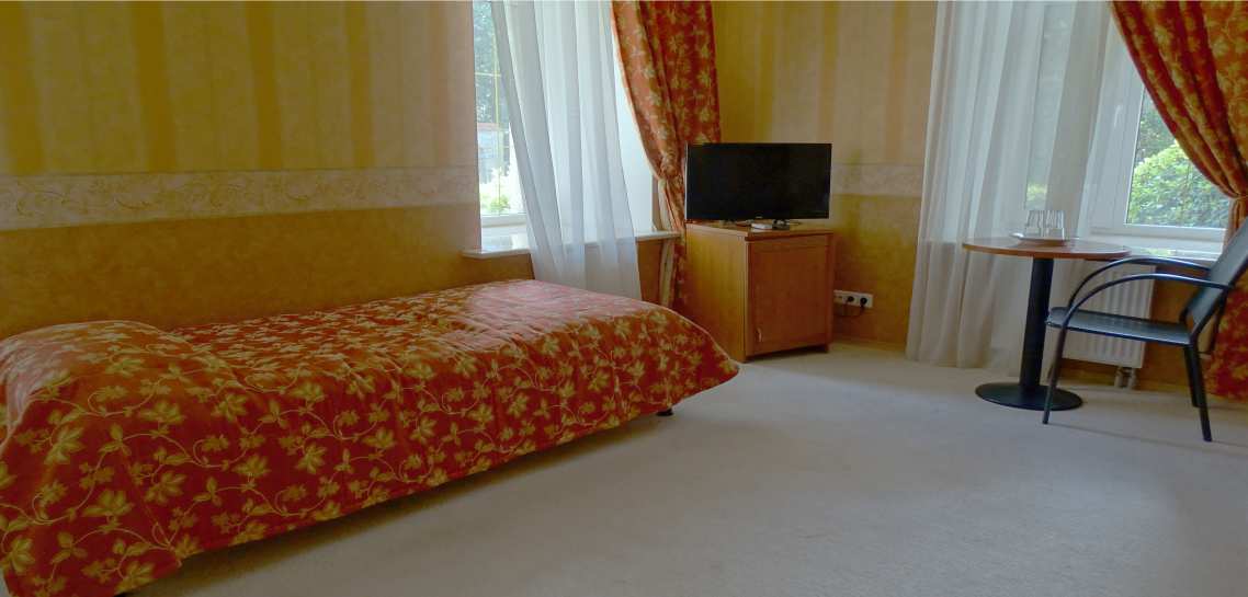 Трехместный Полулюкс. Санаторий ГБУЗ РК "АНИИ ФИЗИЧЕСКИХ МЕТОДОВ ЛЕЧЕНИЯ, МЕДИЦИНСКОЙ КЛИМАТОЛОГИИ И РЕАБИЛИТАЦИИ ИМЕНИ И.М.СЕЧЕНОВА". Ялта