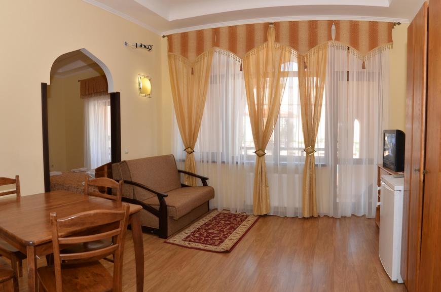 Люксы 4-х местные 2-х комнатные на 2-эт и на мансардном. Отель «Перчем». Судак