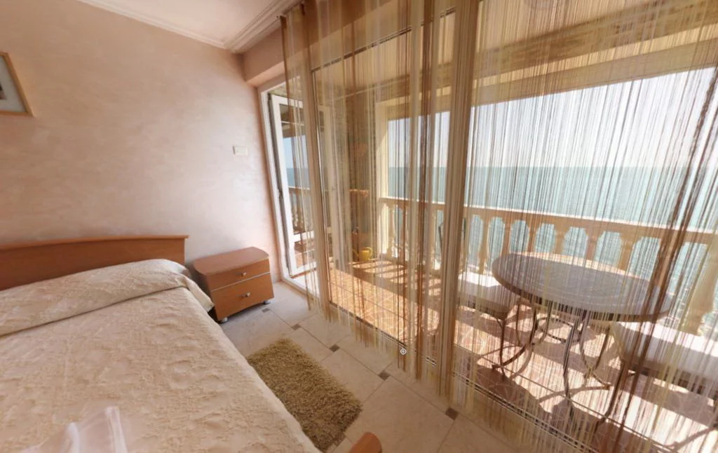 Делюкс трехместный с балконом и видом на море. Отель Пионер. Лоо