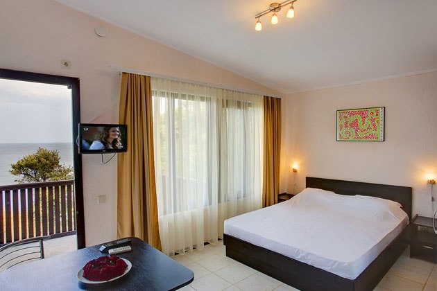 Стандартный номер с кухней и двуспальной кроватью. Гостиничный комплекс Зеленый мыс. Алупка