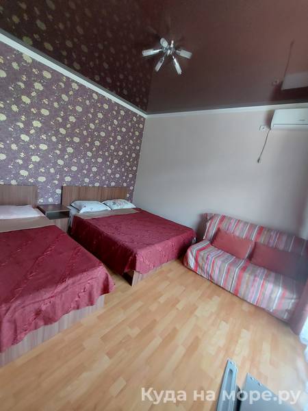 Трёхместный номер люкс с балконом. Гостевой дом "Нур". Ольгинка Трёхместный номер люкс с балконом. Гостевой дом "Нур". Ольгинка