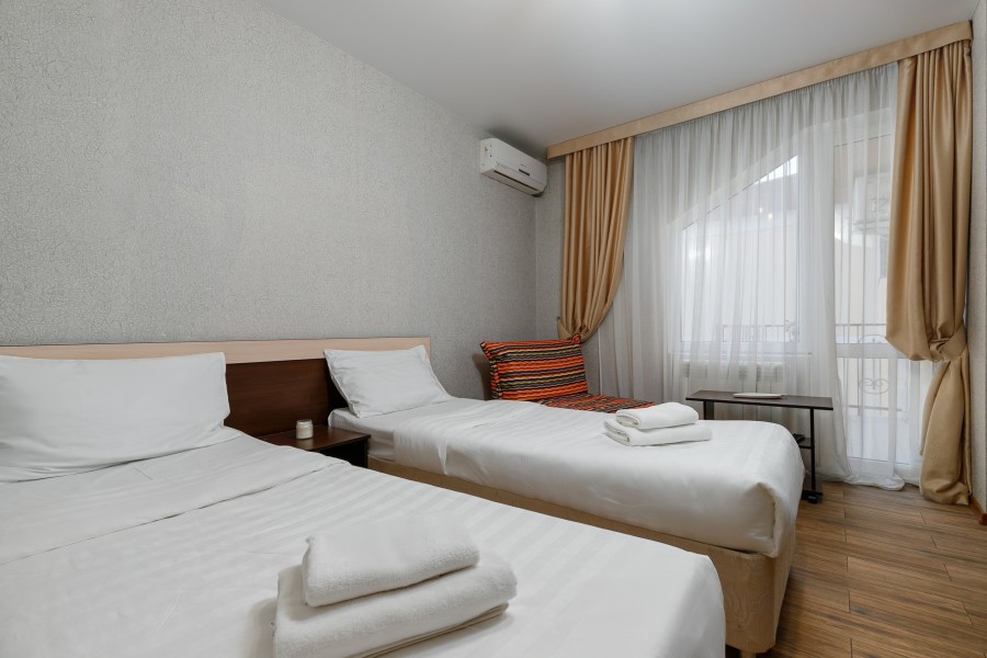 Номер стандарт трёхместный с двумя раздельными кроватями и балконом. Гостевой дом Ева. Адлер