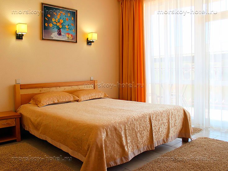 Стандартный трехместный номер. Отель "Морской". Семидворье