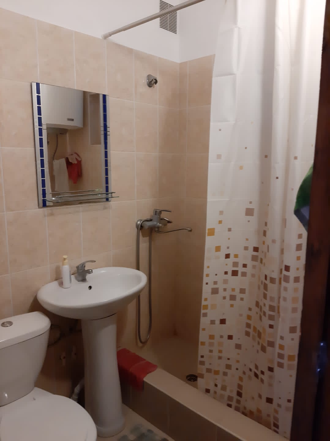 . Квартира в многоквартирном доме 3-х комнатная квартира со всеми удобствами в Новом Афоне . Новый Афон