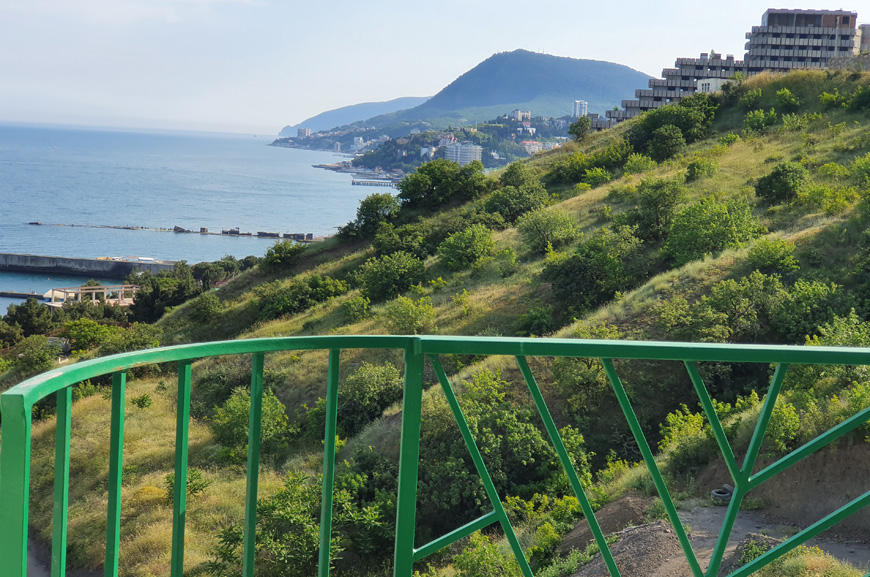 2-местный номер с балконом и видом на море,горы, бассейн и Алушту. Гостевой дом «Камилла Sunrise». Алушта