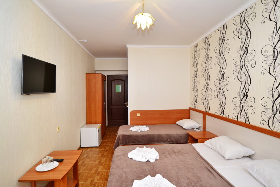 Полулюкс — трёхместный, с балконом. Гостевой дом «Алёша». Витязево