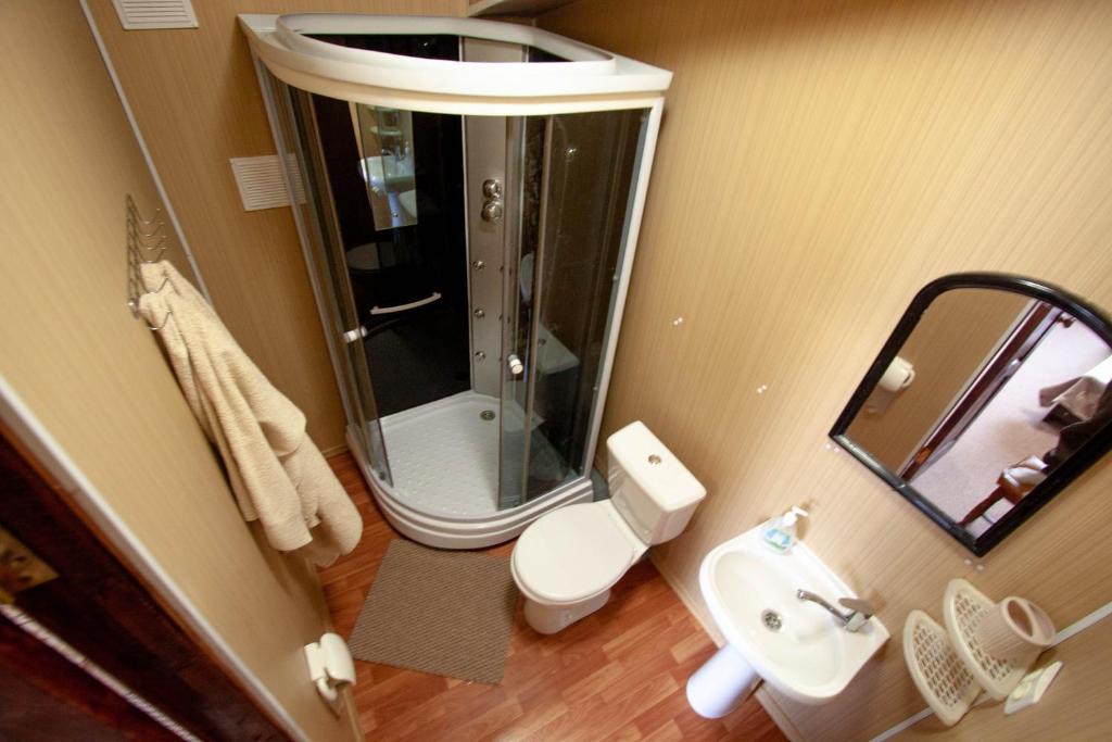 Трехместный номер с балконом. Гостевой дом ШарЛООтка. Лоо