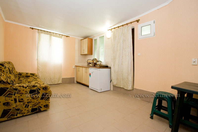 Четырехместный номер в коттедже Уютный дворик. Гостевой дом "Крымский кораблик". Орджоникидзе