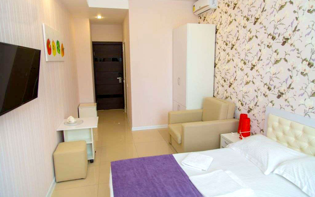 4-х местный номер «Комфорт» с двуспальной, односпальной кроватями и раскладным креслом. Отель «Эра». Анапа