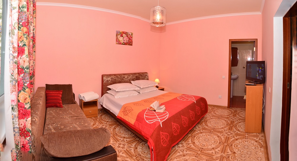 Домик 3 с кухней. Частная усадьба "Дом Роз". Заозерное Домик 3 с кухней. Частная усадьба "Дом Роз". Заозерное