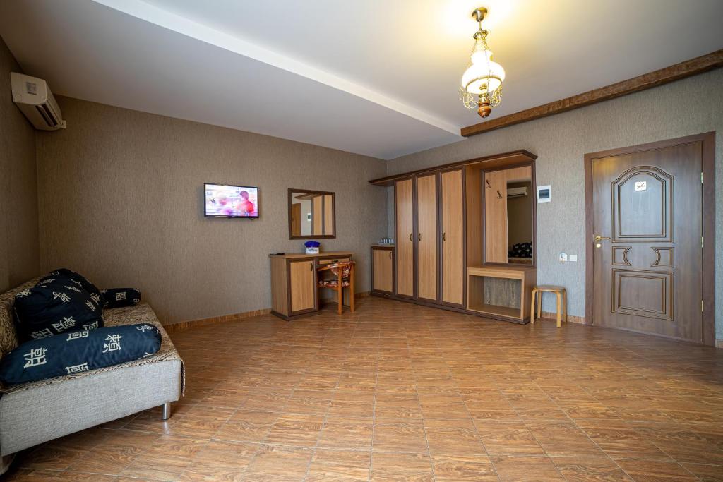 Четырехместный номер с балконом. Отель Атмосфера. Кабардинка