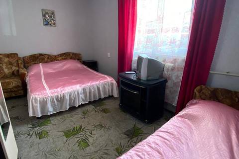 Трехместная комната с санузлом на этаже. Частный сектор "Светлана на Луговой". Адлер