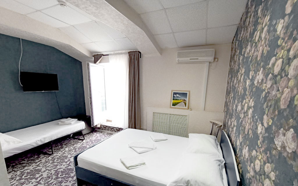 5-ти местный номер «Стандарт» с 2 двуспальными и односпальной кроватью. Отель «Эра». Анапа